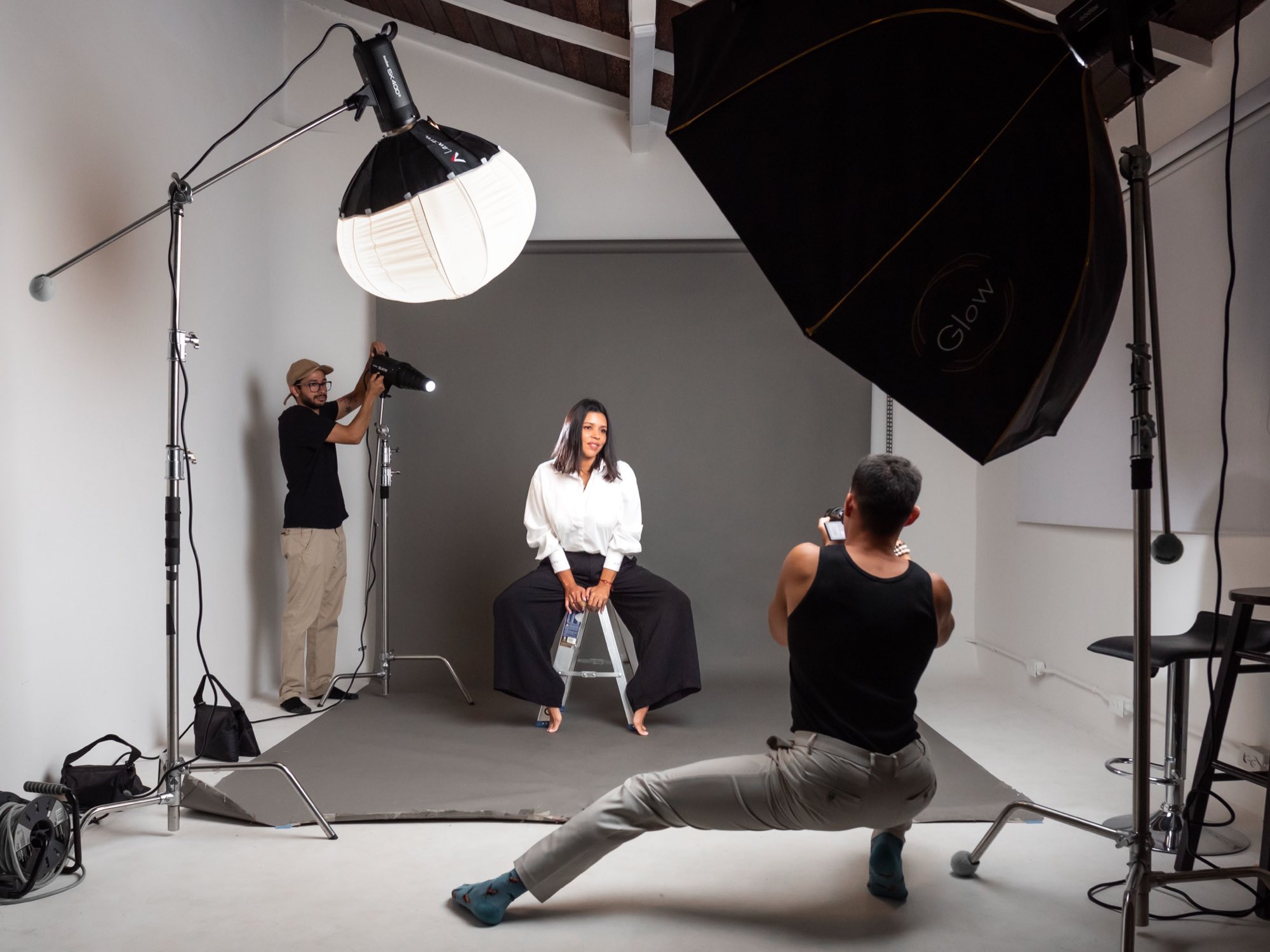Equipo de Rollo B grabando: luces, softbox y cámara en acción
